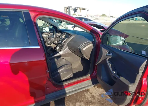 2014 Ford Focus Titanium z USA, uszkodzony, nr VIN 1FADP3N27EL247939